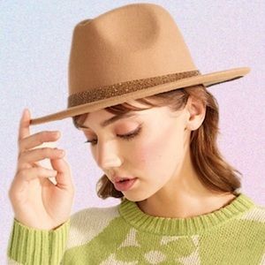 NWT • Tan Rhinestone Band Felt Hat ✨